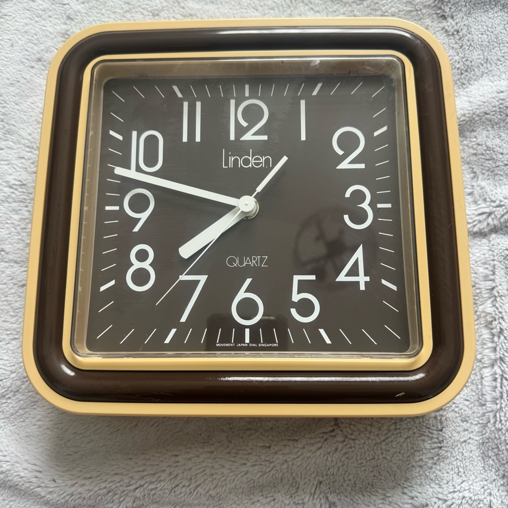 Vintage Linden Quartz‎ Wall Clock Brown Beige Plastic Japan 9” Square Works
